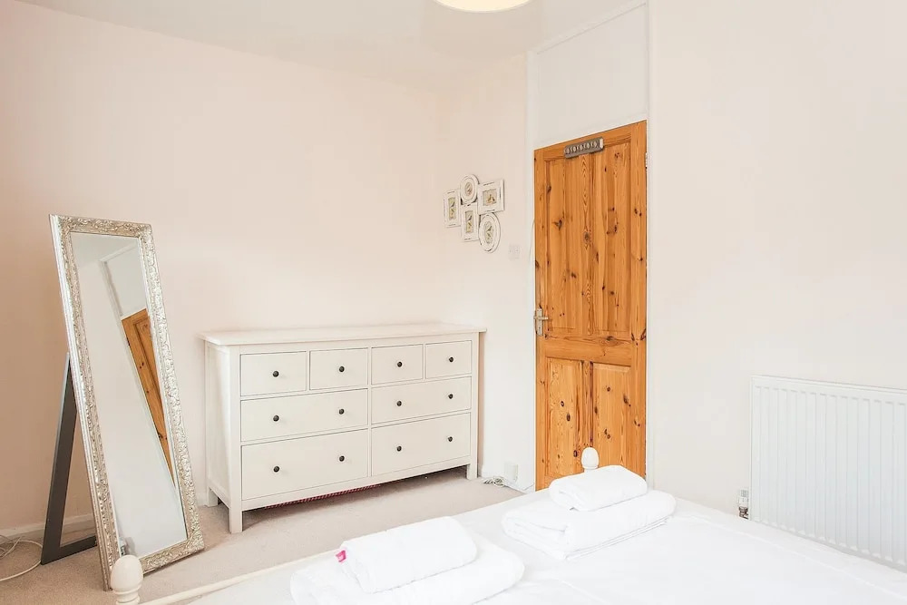 Bright 2 Bedroom Property With Balcony