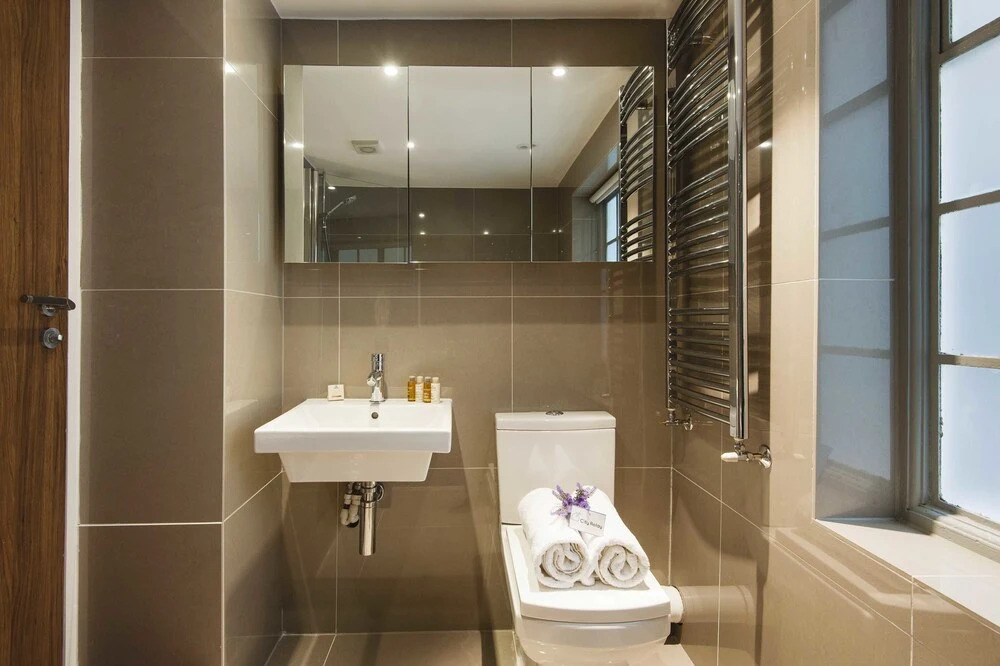 The Bright Airlie Gardens Apartment - DMG