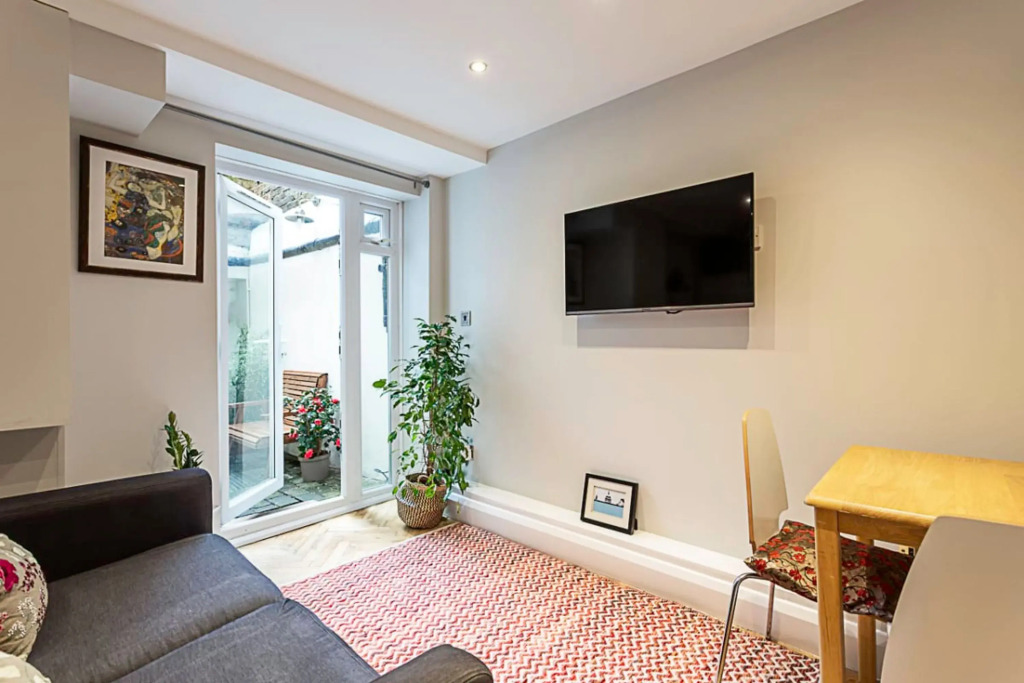 Cosy Garden Flat in Prestigious Residential Area