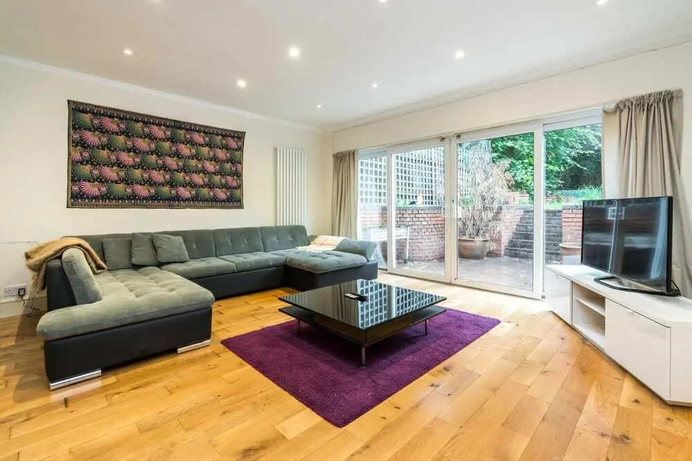 Spacious and Bright 3BD Home in Belsize Park