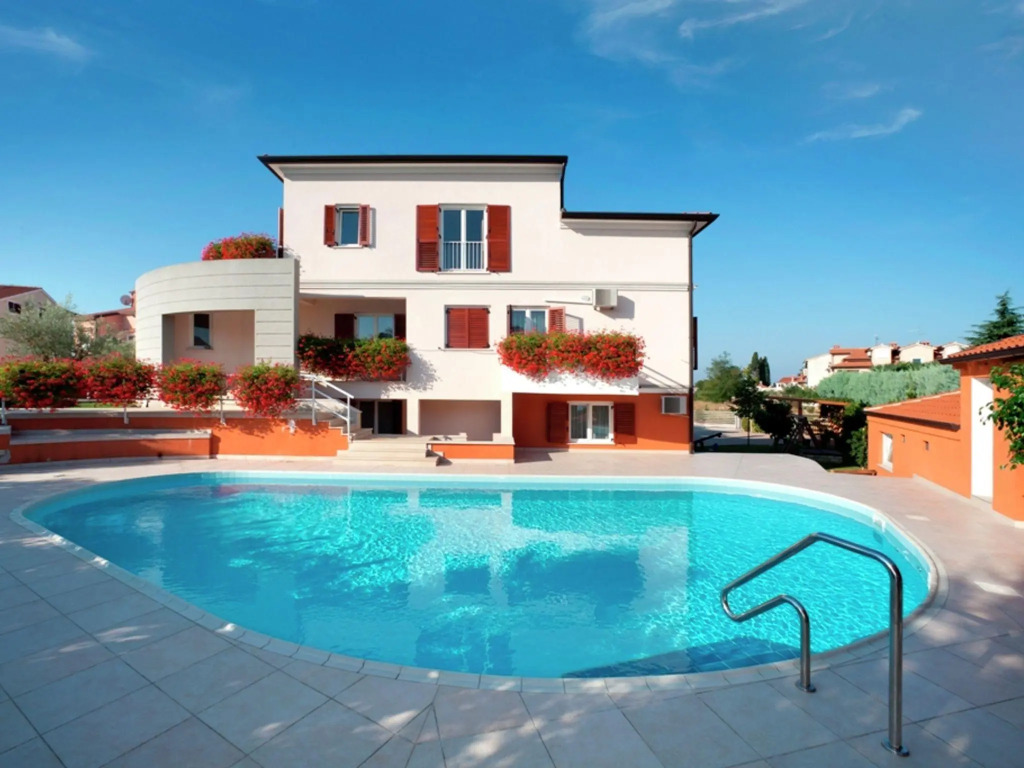 Modern apartment for 2-4 persons in familily house with shared pool