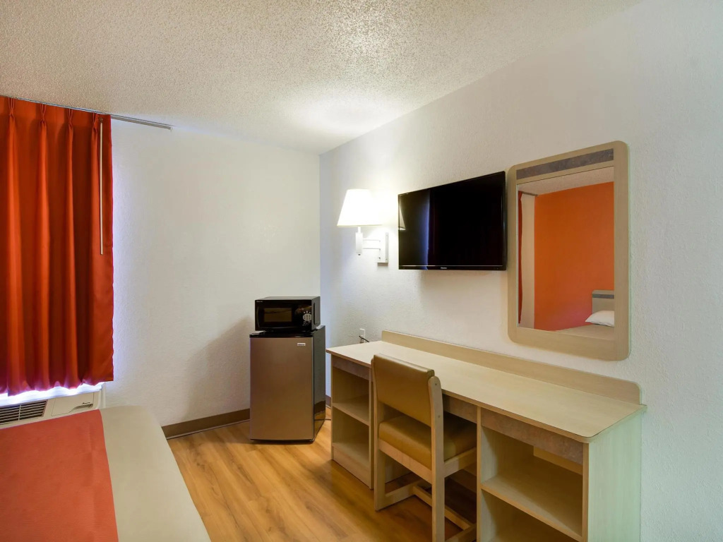 Motel 6-Waukegan, IL