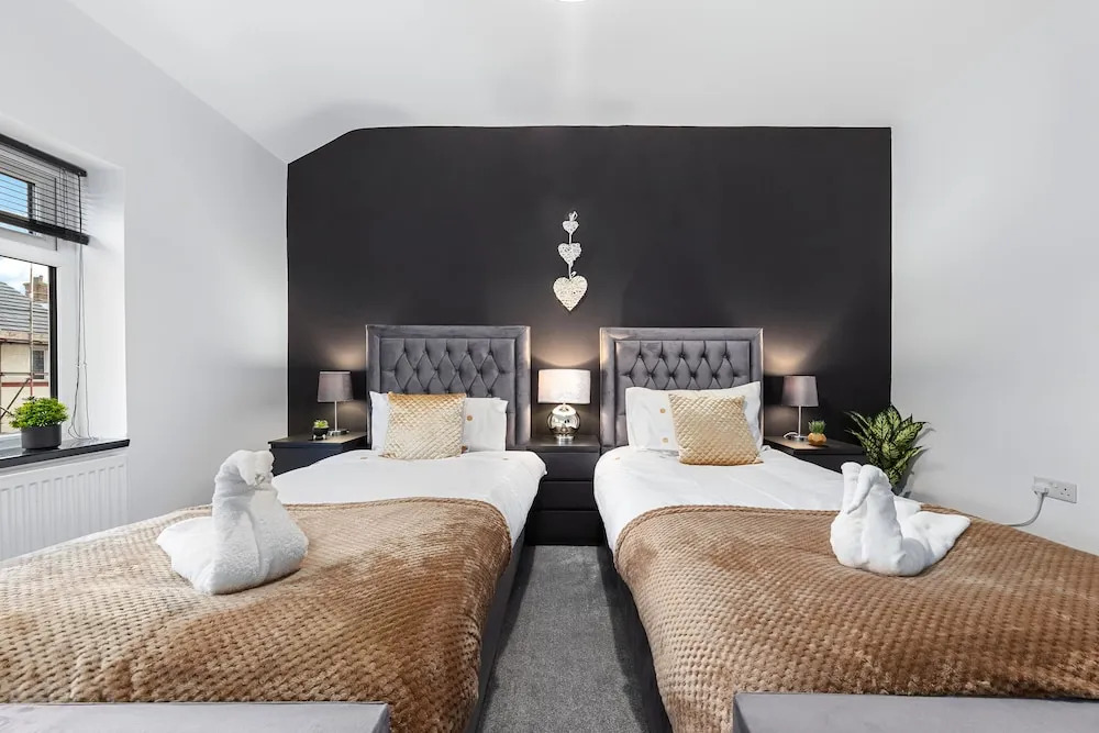 2 Bed Flat - Sleeps 8 - Pets - Parking - Wifi