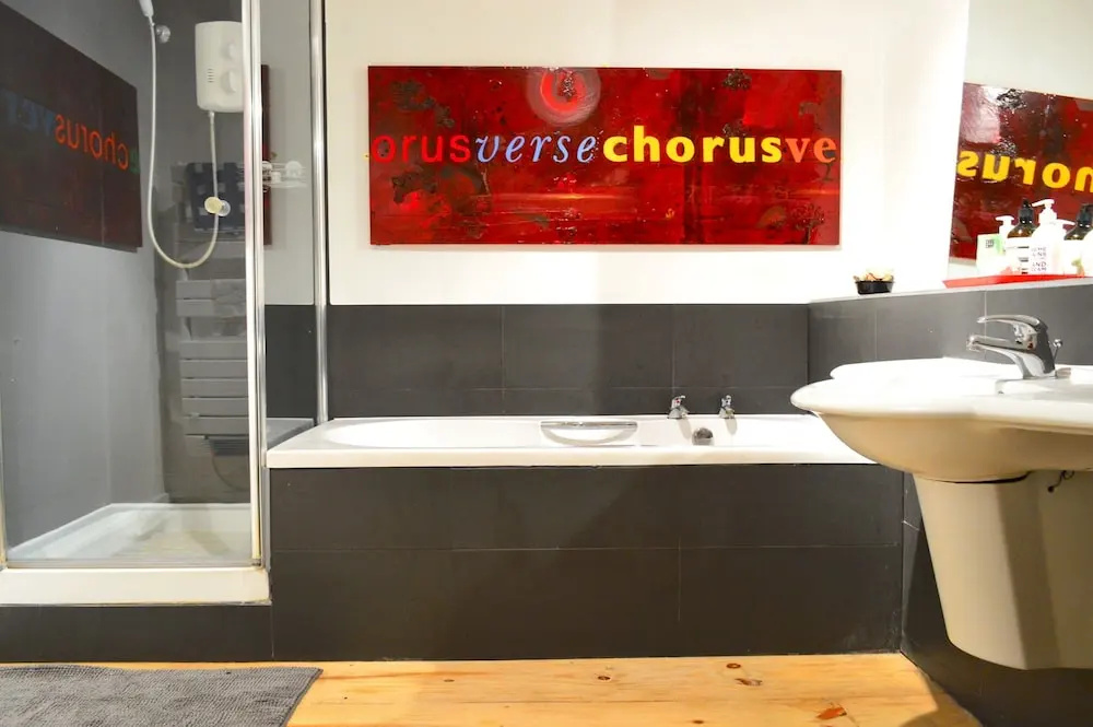 Stunning and Arty Penthouse Flat near Borough Mark
