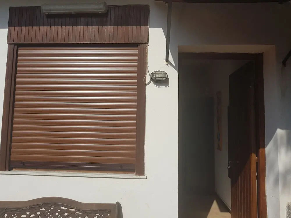 Monovano Furnished With a Small Garden