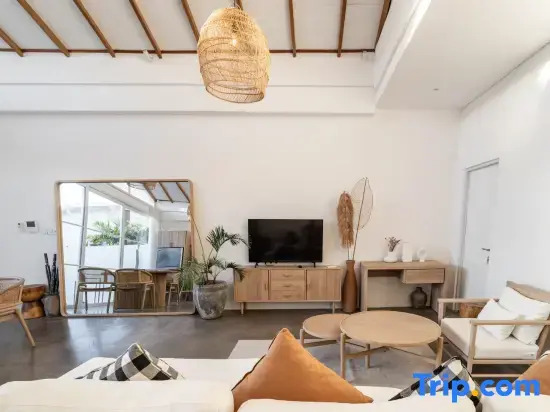 Sea Breeze Retreat Modern 3BR Villas in Canggu