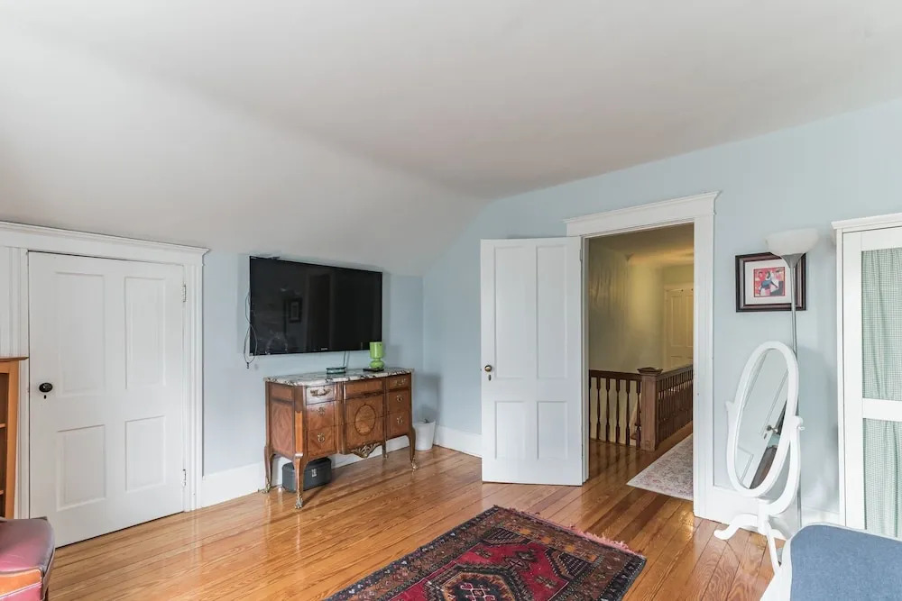 Spacious Victorian Home With Mountain Views And Lots Of Fun Extras!! 5 Bedroom Farmhouse by RedAwning