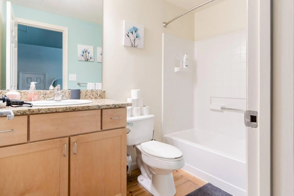 Hip & Vibrant 2 Bedroom Apartment with Parking & Wifi