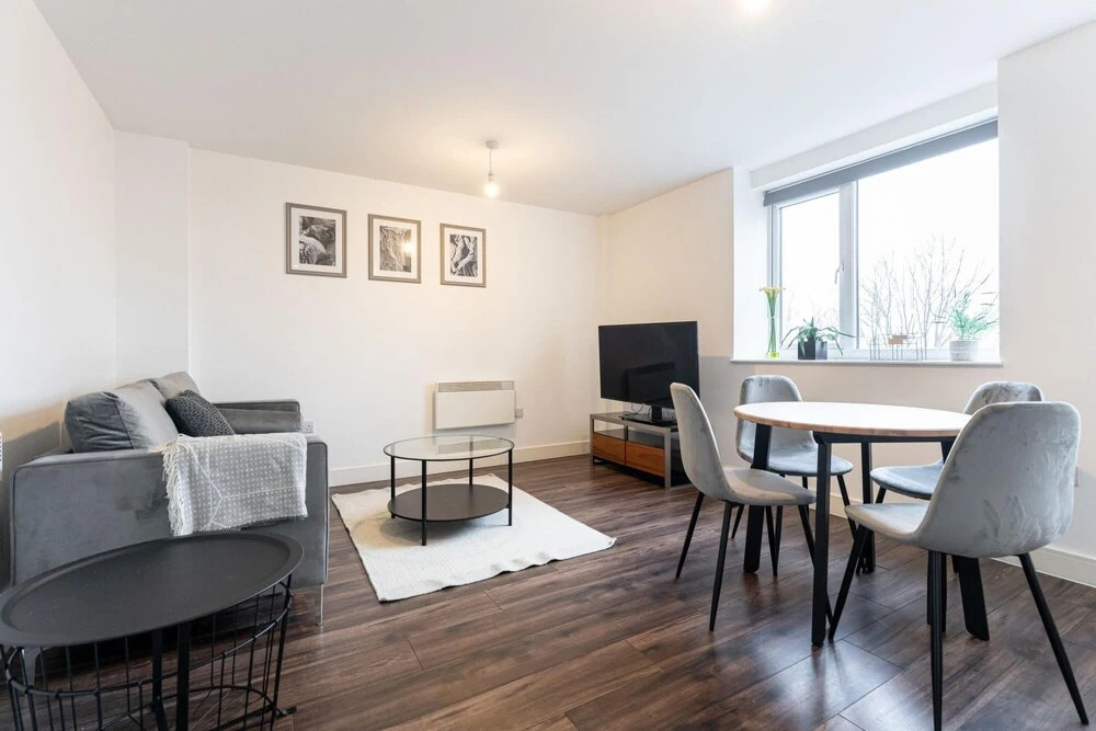 Contemporary 1 Bedroom Apartment - Amazing Location With Free Parking on Site