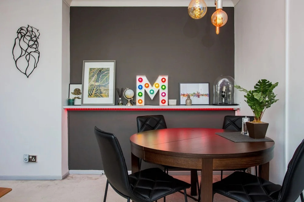 Quirky Urban Flat with Impressive Panoramic Views