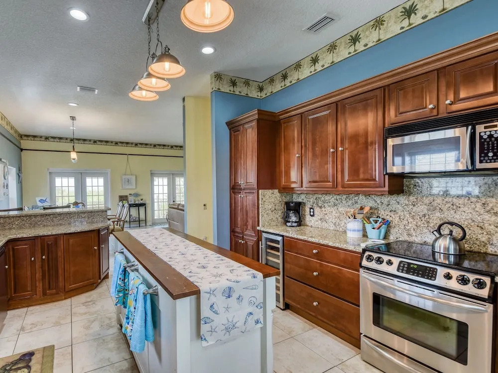 Snowbird Availability! Ocean Street By Beach 4 Bedroom Home