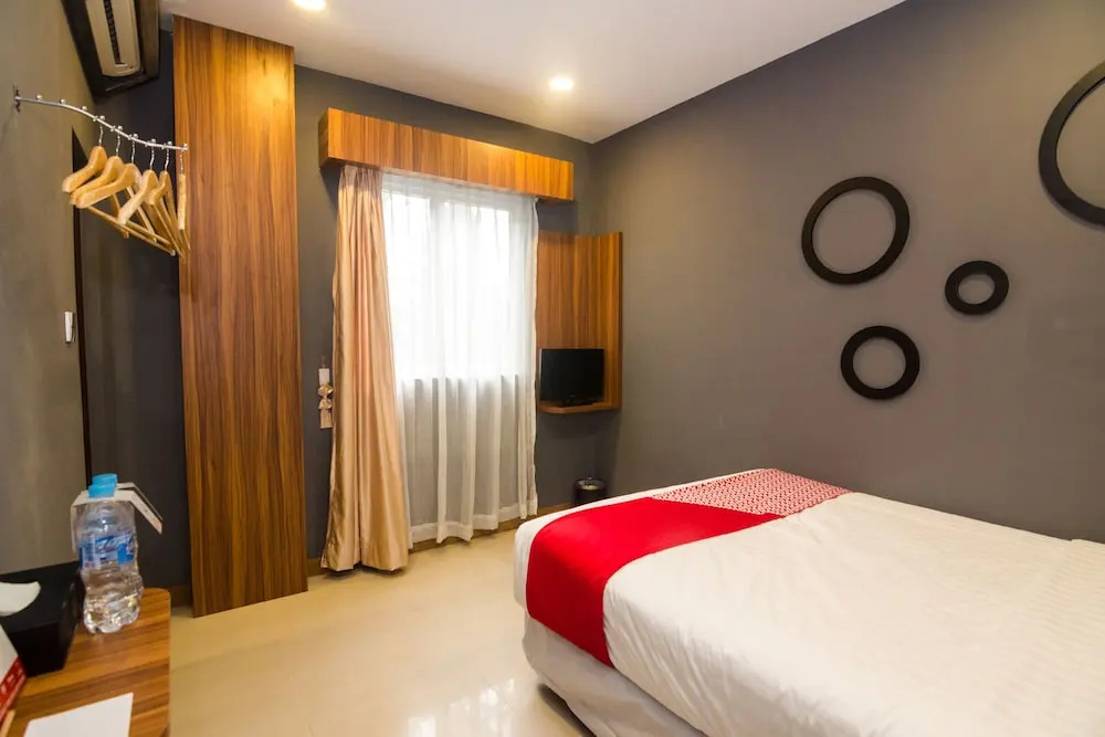 OYO 1327 Avava Inn