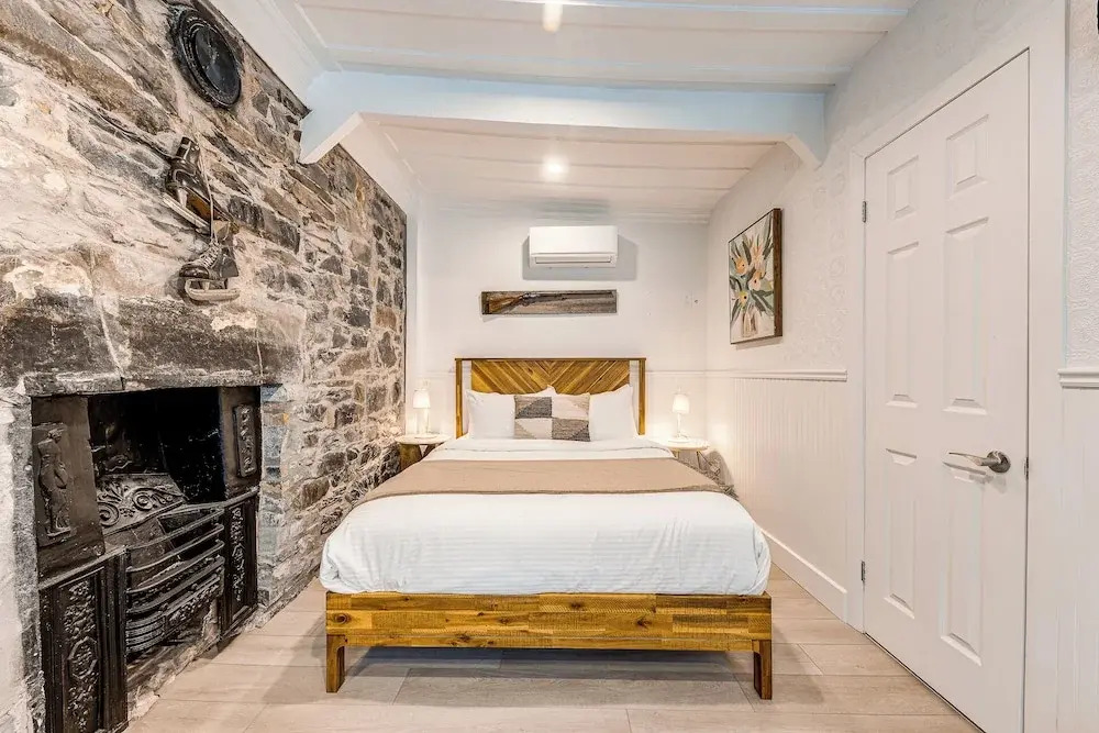 Gorgeous 3 Bedroom 2-floor Old Townhouse