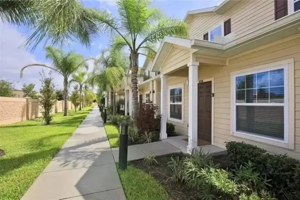 Super Comfy and Spacious 3 Bedroom 10 minutes from Disney, with major shopping 4 minutes away