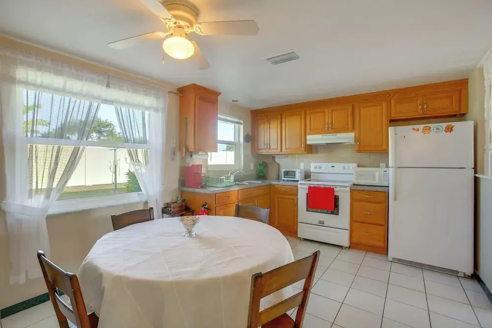 Golf, Shop & Relax: Englewood Retreat w/ Lanai!