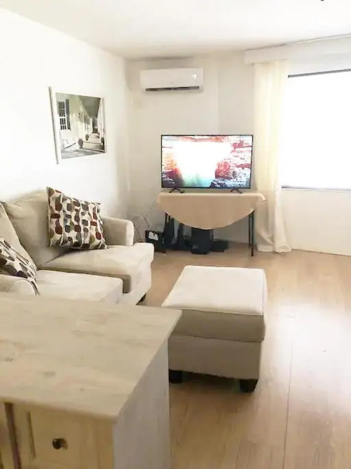 Burns Court Apartment