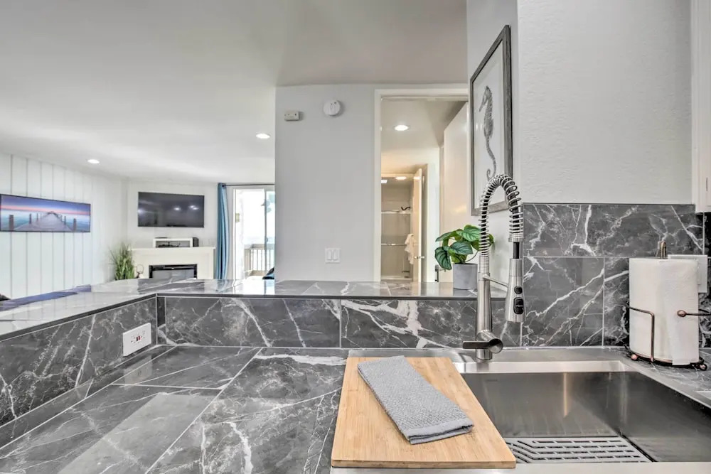 Charming Oceanside Condo w/ Beach & Pool Access!