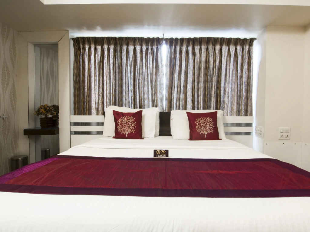 OYO Premium 091 Vile Parle East