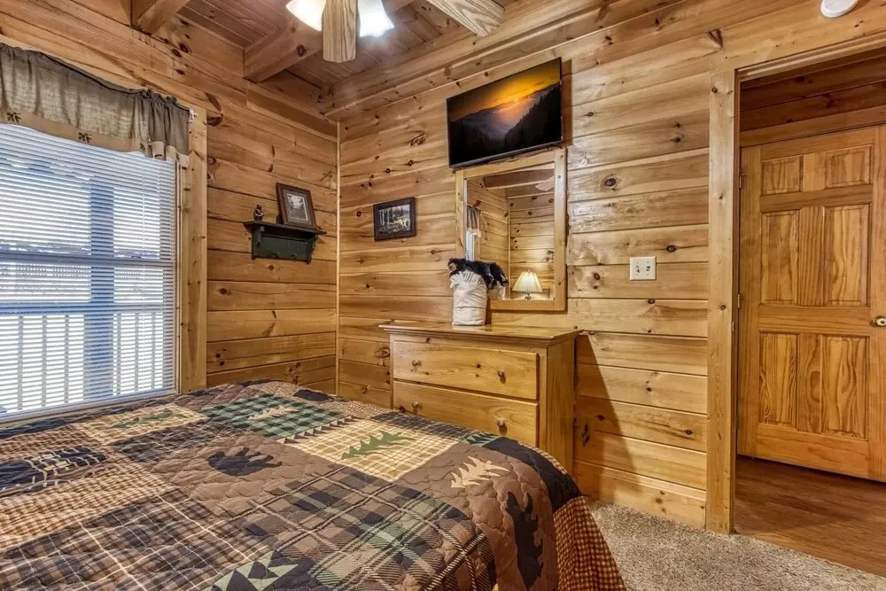 ER6 - On Eagles Wings - Great location, Close to all the action! cabin