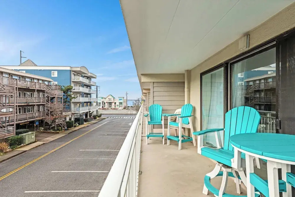Salty Sands 4 208 2BR Ocean-block Condo, Balcony, Beach Gear & Parking