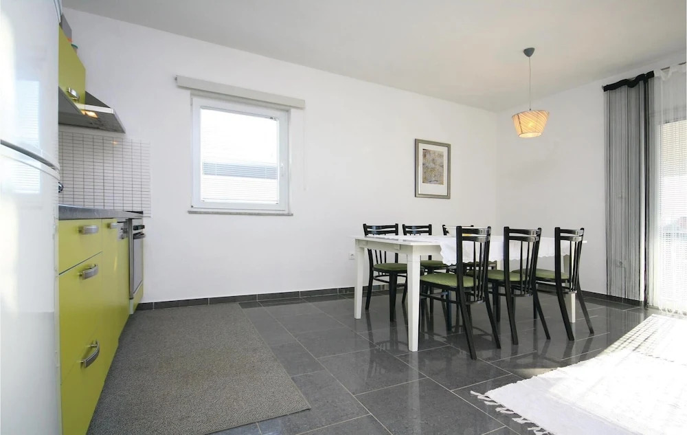 Awesome Home in Drinovci With Wifi and 5 Bedrooms