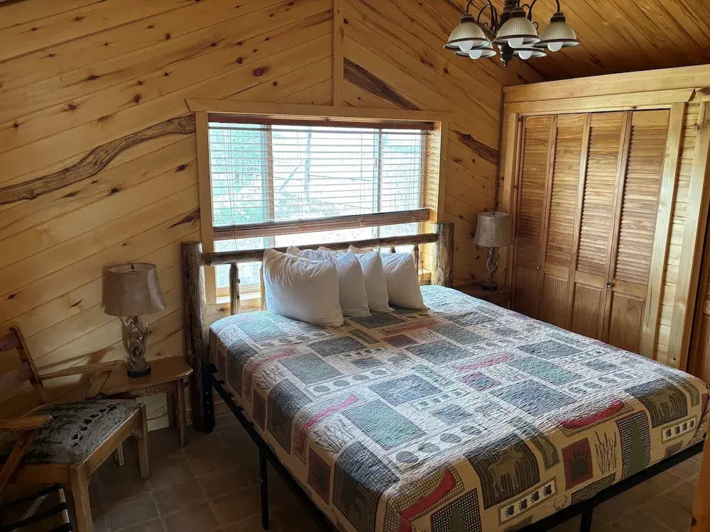 Twin Pines Lodge & Cabins