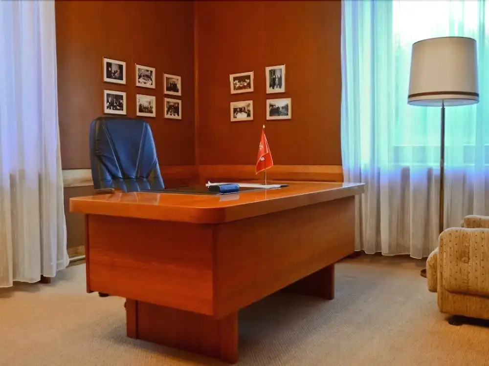Auska Hotel
