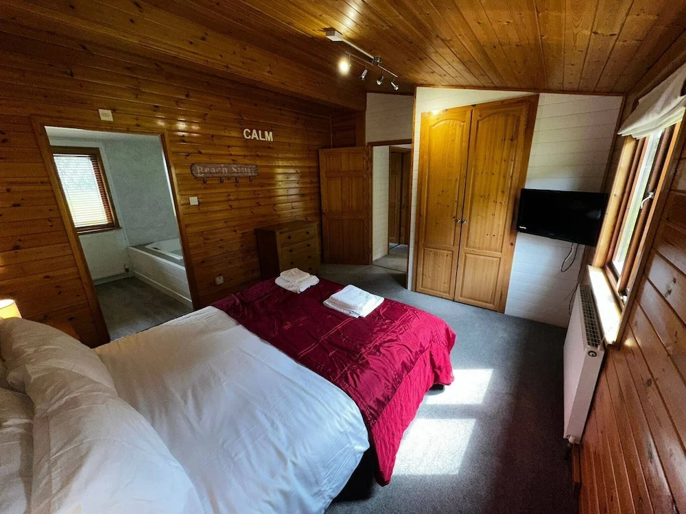 Serene Watermouth Cabin Retreat With Hot Tub & Stunning Coastal Views