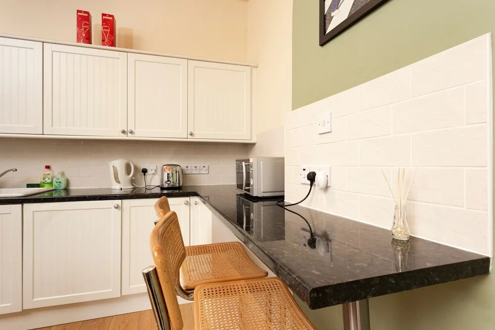 1 Bedroom Apartment Overlooking Park