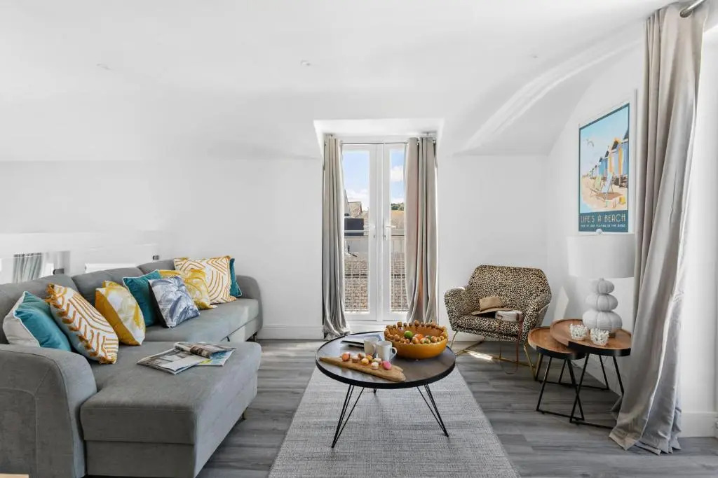 Sea Breeze, Luxury Views Seafront Stylish Home