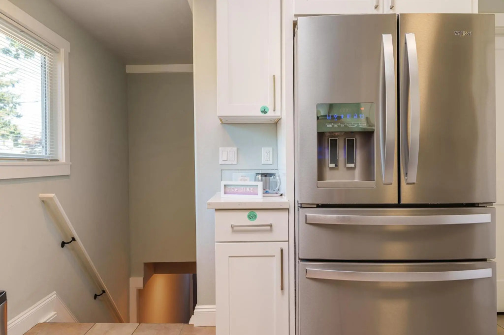 U-District elegant home with 4 FREE parking space, Good for family, EV or RV traveller