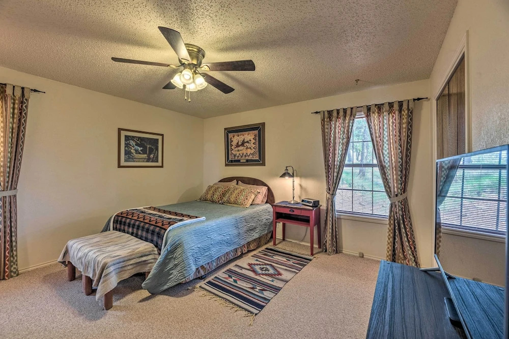 Mountains Majesty Cabin w/ Hot Tub & Mtn Views!