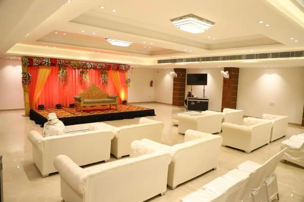 OYO 47017 Hotel Hallmark