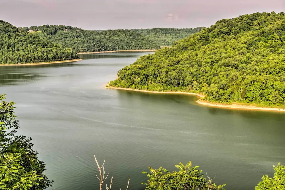 Center Hill Lake Rental: Steps to Hurricane Marina