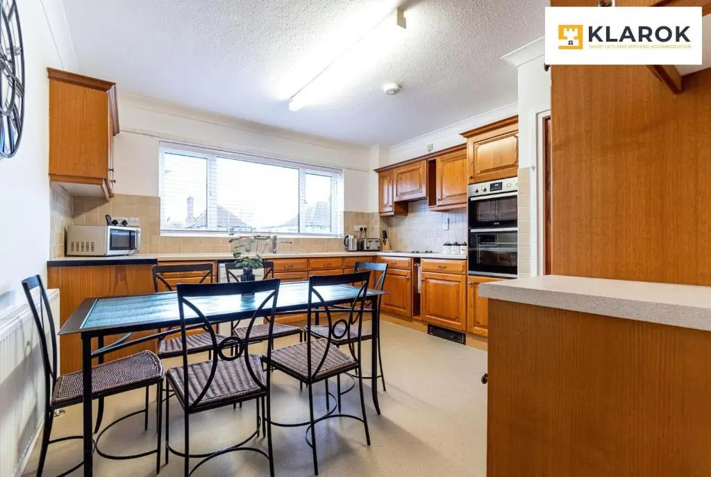 LONG STAYS 25pct OFF - Spacious 3 Bed with Parking & Keyless Access By Klarok Short Lets & Serviced Accommodation