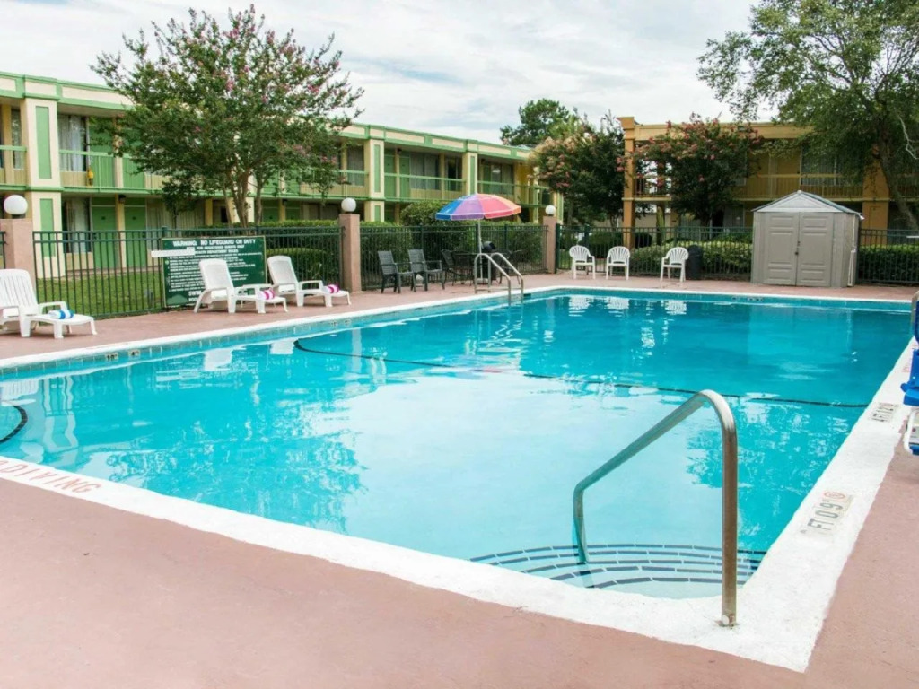 Econo Lodge Savannah Gateway I-95