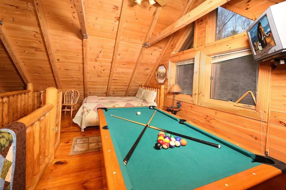 Smoky Cascades 1 Br cabin by RedAwning