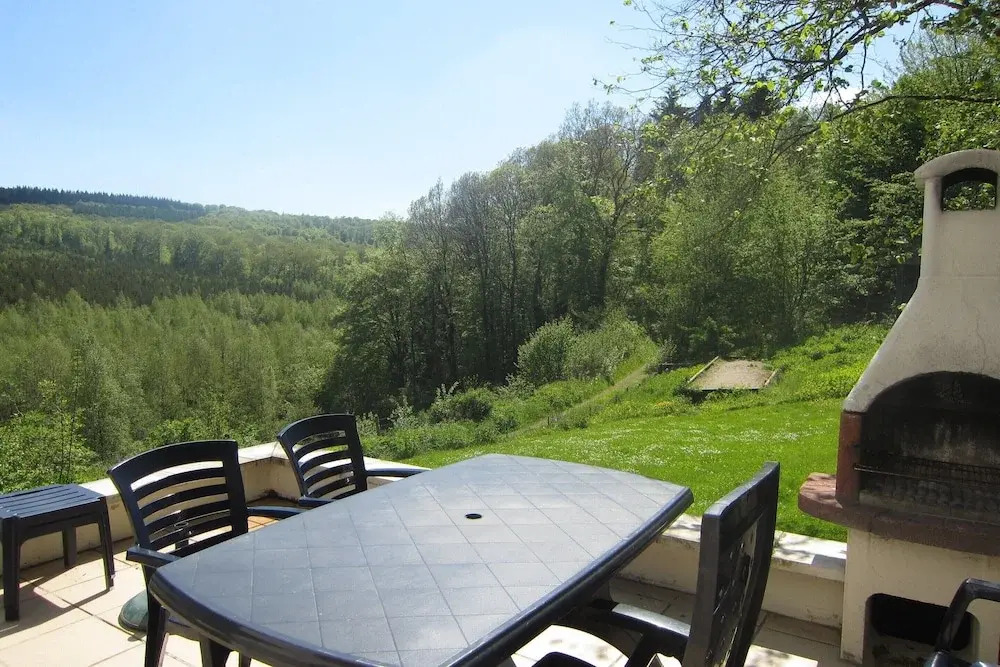Perfect Spot on Edge of Large Woods with Hot Tub