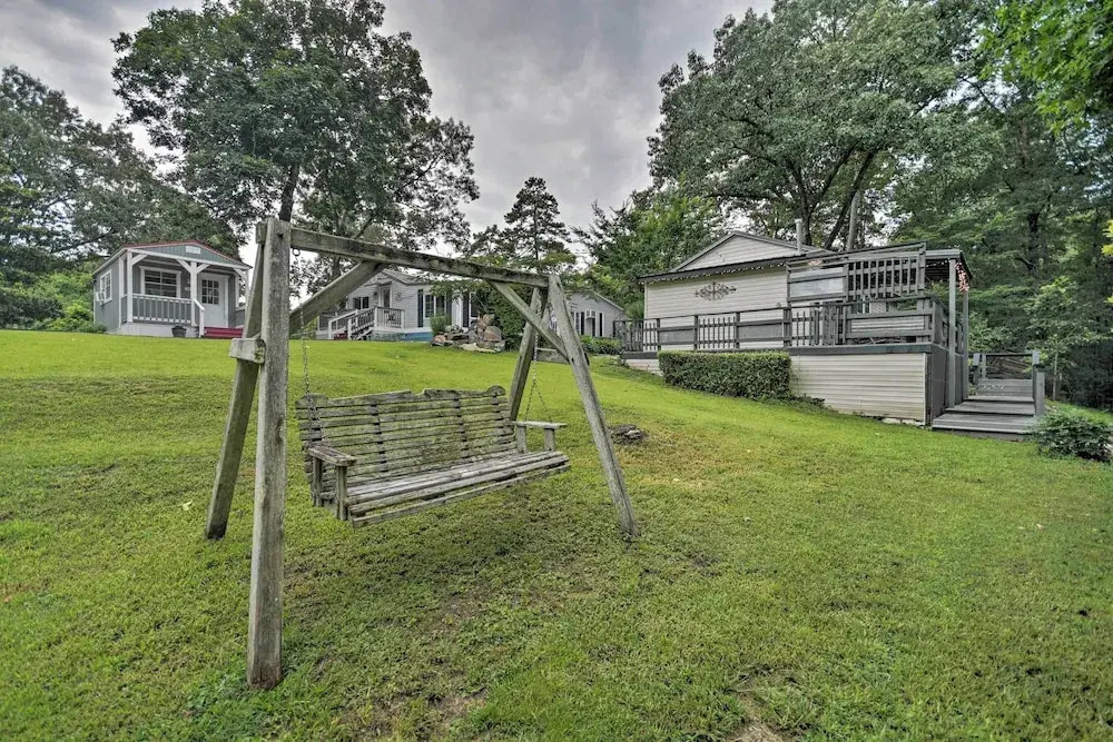 Rustic Chic Home: 1 Mi to Dtwn Hot Springs!