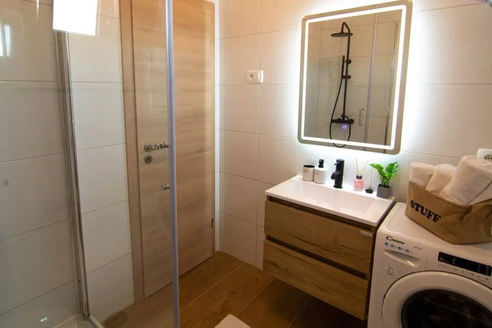 All New Sea View Apartment Moderna