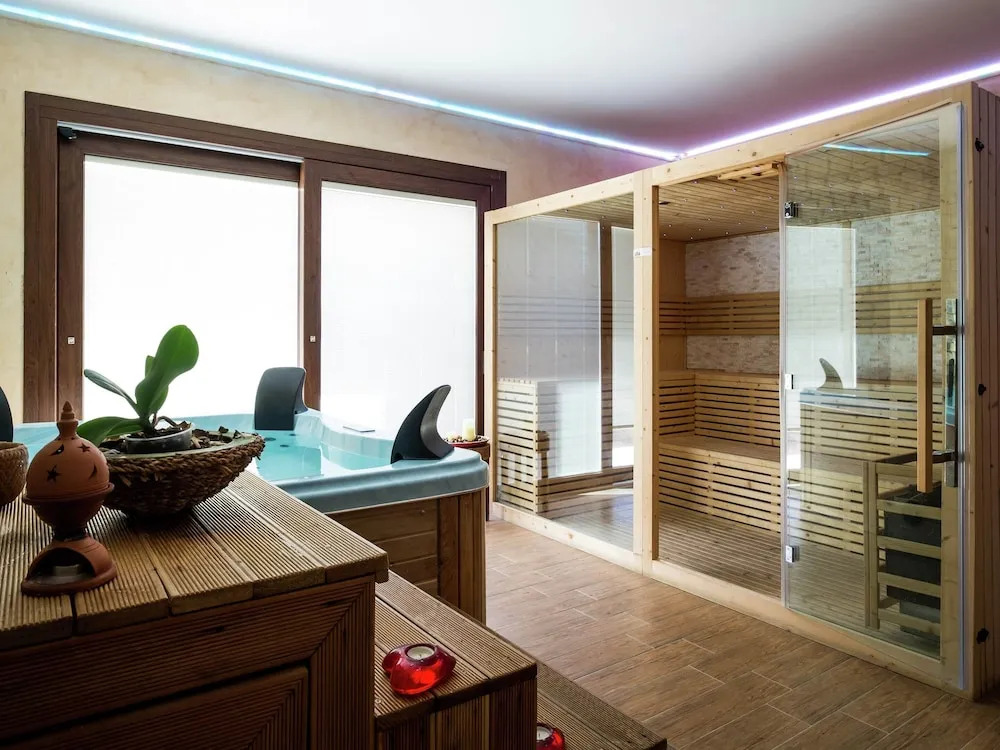 Gorgeous Holiday Home with Hot Tub, Whirlpool, Pool, Garden
