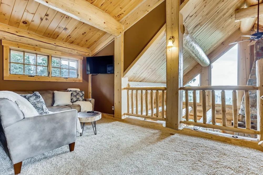 New Listing! Idyllic Mountain-view 4 Bedroom Home