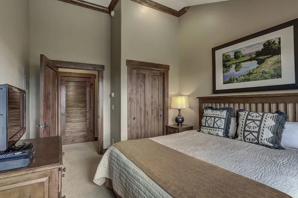 Ski-In, Ski-Out Luxury 4 Bdrm/4 Bath on Peak 7 Condo