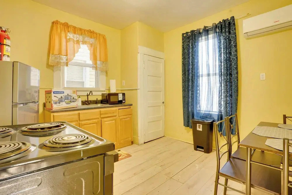 Easy City Commuting! Walkable Newark Duplex