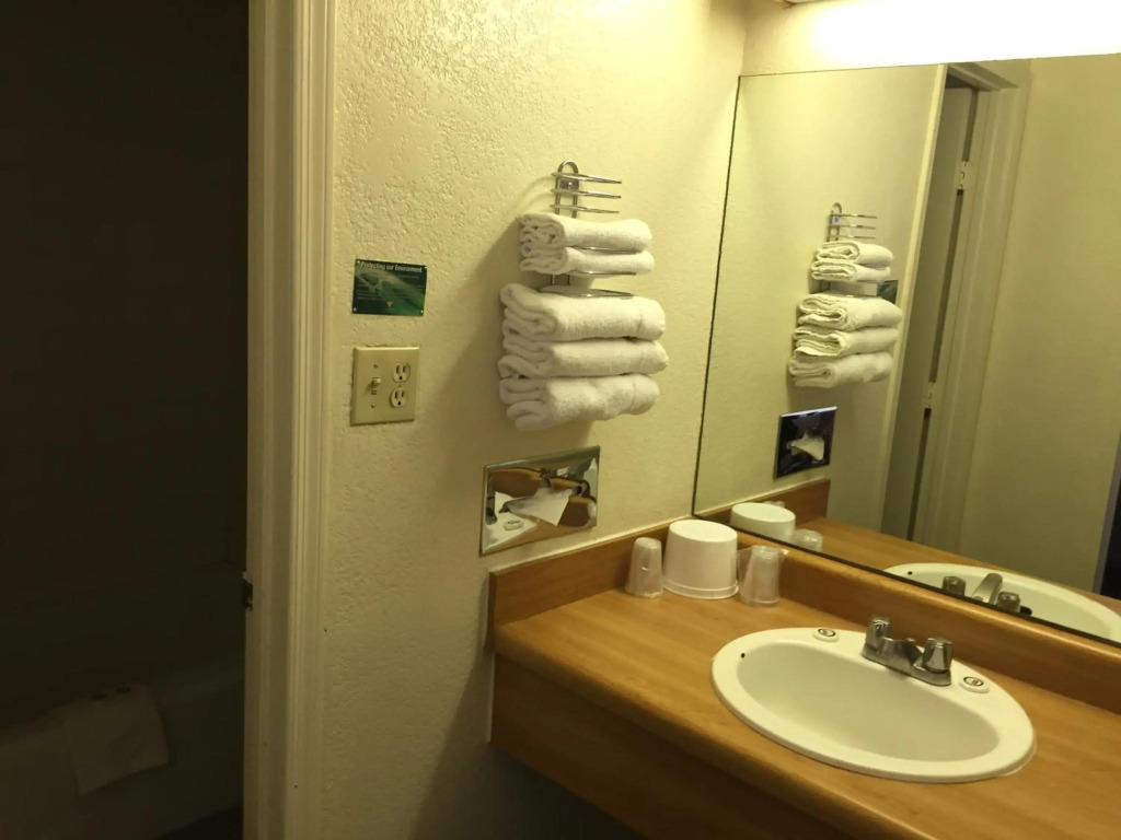EZ 8 Motel Airporter