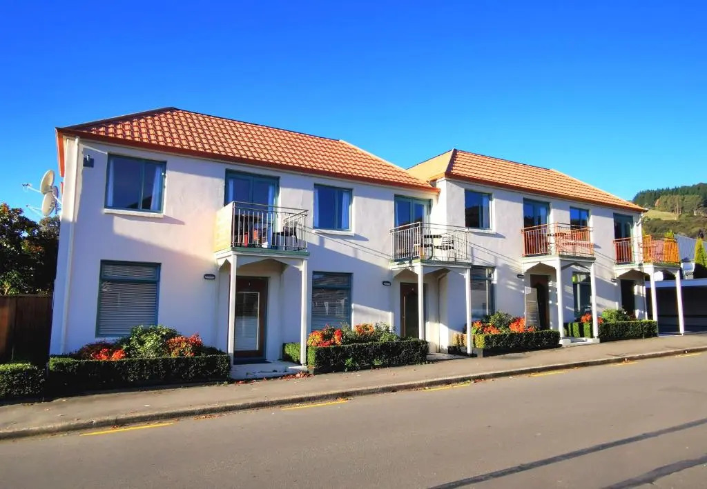 Les Troupes Apartments