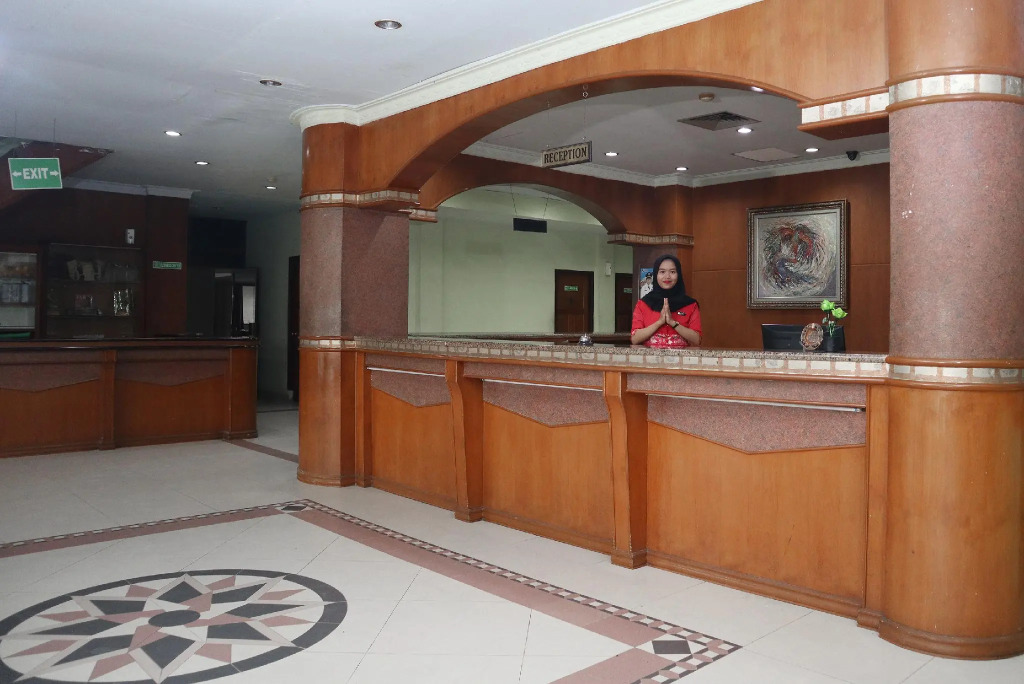 OYO 742 Mona Plaza Hotel