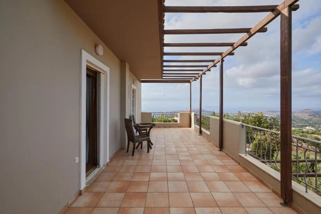 Aletraki -Off-Grid Retreat Above Heraklion, Peaceful Views