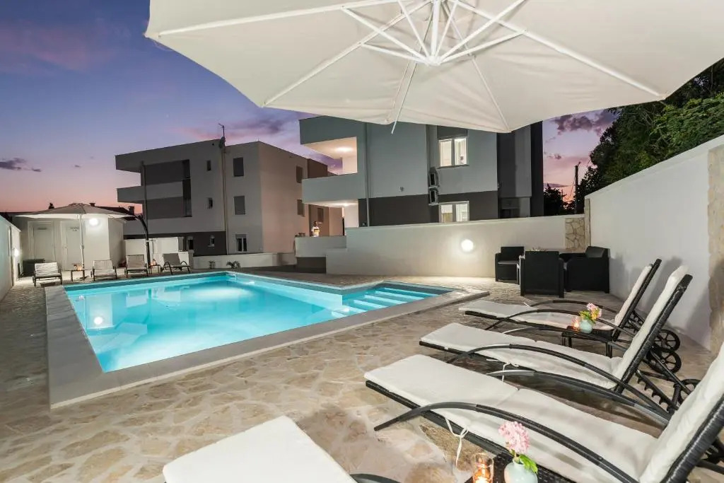 Villa Star 6 luxury apartment with a pool
