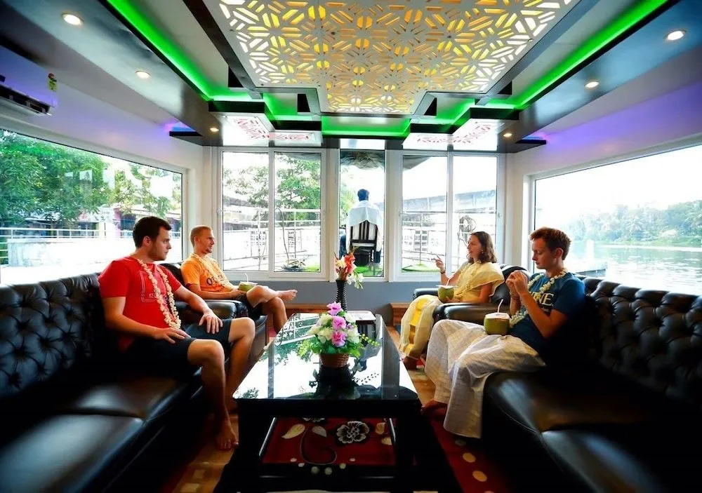 Mass Holidays Houseboat